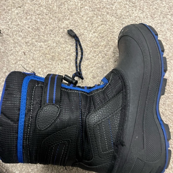 Boys black boots with blue accents. size 4 - Picture 6 of 7